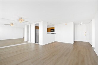 655 W Irving Park Rd, Unit 1114 in Chicago, IL - Foto de edificio - Building Photo