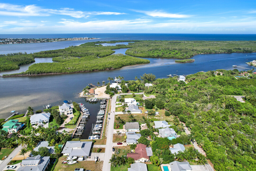 5512 SE Nassau Terrace in Stuart, FL - Building Photo