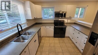 1402 Fisher Ave in Burlington, ON - Building Photo - Building Photo