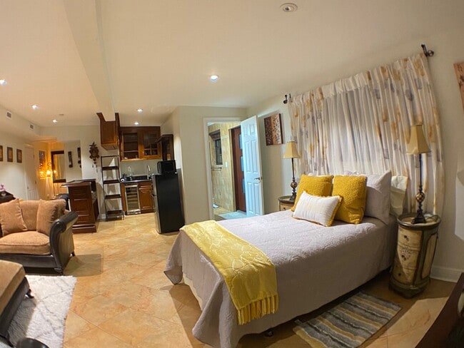 13450 SW 5th St in Miami, FL - Foto de edificio - Building Photo