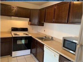 951 High Path Rd, Unit 951 in Windsor, CT - Building Photo - Building Photo