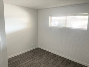 Oasis Apartments in Phoenix, AZ - Building Photo - Interior Photo