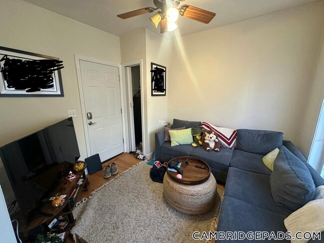 1054 Cambridge St in Cambridge, MA - Foto de edificio - Building Photo