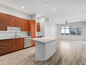 54 Rainey St in Austin, TX - Foto de edificio - Building Photo