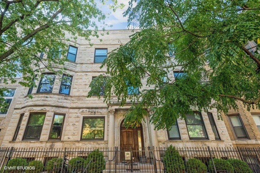 4026 N Clarendon Ave in Chicago, IL - Building Photo