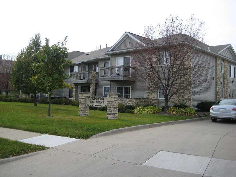 1000 Westside Dr, Unit 2 bedroom - 950sqft in Iowa City, IA - Building Photo