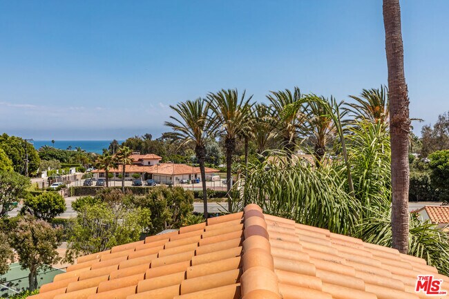 6451 Zuma View Pl in Malibu, CA - Building Photo - Building Photo