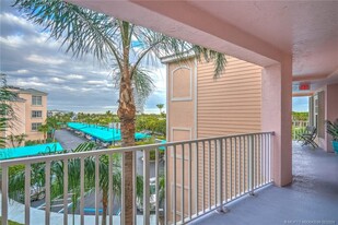 5750 NE Island Cove Way in Stuart, FL - Foto de edificio - Building Photo