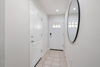 104 N Hummingbird Ln in San Mateo, CA - Building Photo - Building Photo