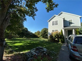 9 Marshall Ln in Middletown, RI - Building Photo