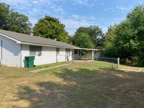 406 S Hubbard Ave. in Omaha, TX - Foto de edificio - Building Photo