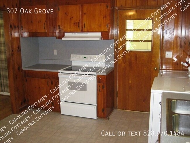 307 Oak Grove Rd in East Flat Rock, NC - Building Photo - Building Photo