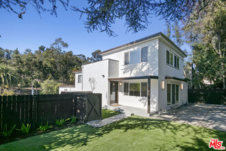 3252 Barham Blvd in Los Angeles, CA - Building Photo - Building Photo