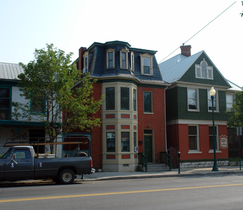 410 W King St in Martinsburg, WV - Building Photo