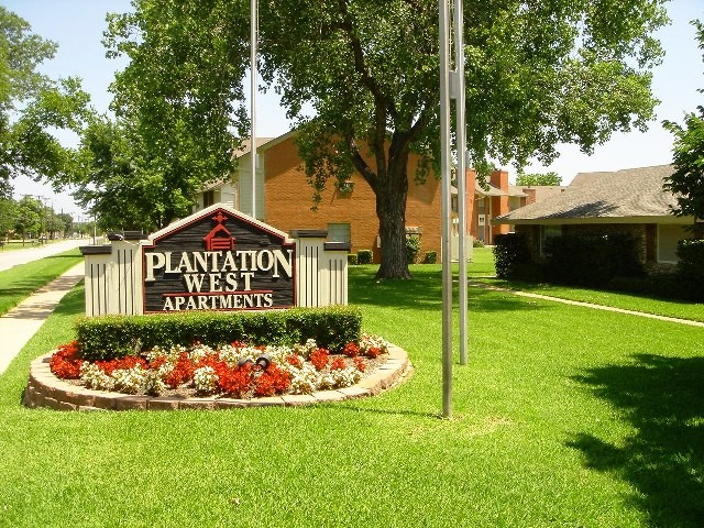 Plantation West in Hurst, TX - Foto de edificio - Building Photo