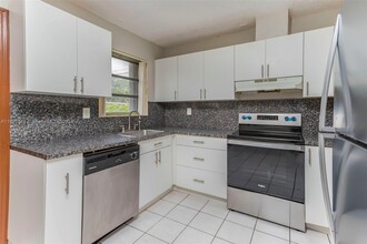 6331 Pierce St-Unit -6333 in Hollywood, FL - Building Photo - Building Photo