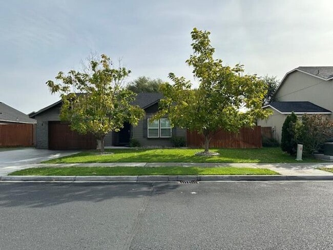 property at 629 S Lakeland Dr