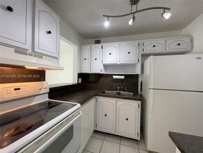 10361 N Kendall Dr in Miami, FL - Building Photo - Building Photo