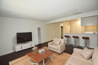 7350 Kester Ave in Los Angeles, CA - Building Photo - Building Photo