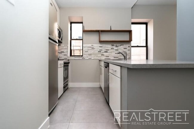 Renovated 3 BED in North Crown Heights in Brooklyn, NY - Foto de edificio - Building Photo