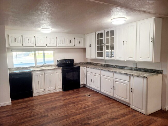 496 S 200 E St in Enterprise, UT - Building Photo - Building Photo