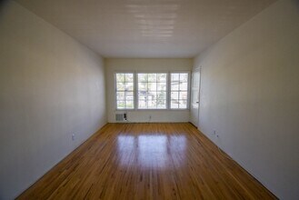 5654 Camellia Ave, Unit 11488 03 in Los Angeles, CA - Building Photo - Building Photo
