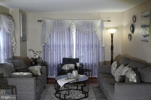 219 Meadow Dr in Mount Laurel, NJ - Building Photo