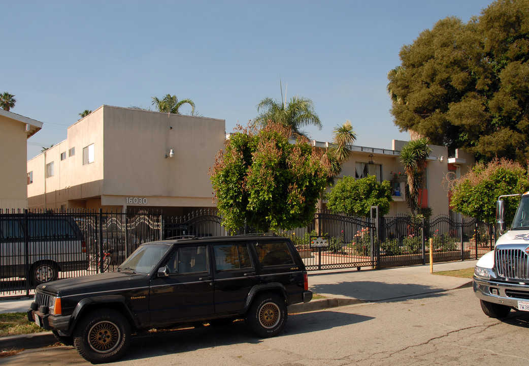 16030 Cantlay St in Van Nuys, CA - Building Photo