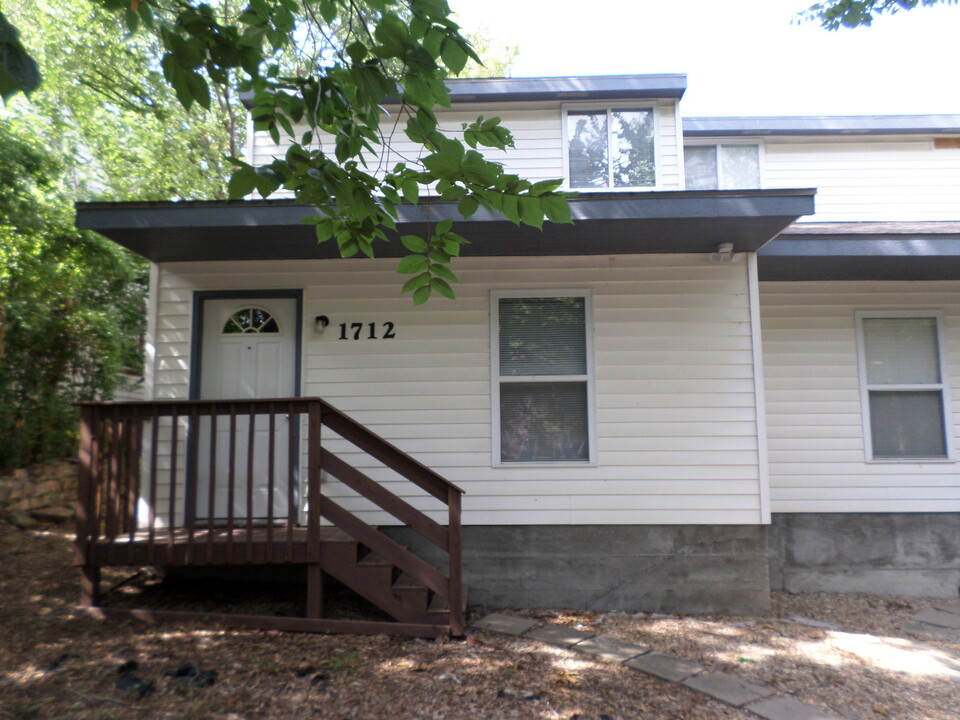 1712 Colorado St in Manhattan, KS - Building Photo