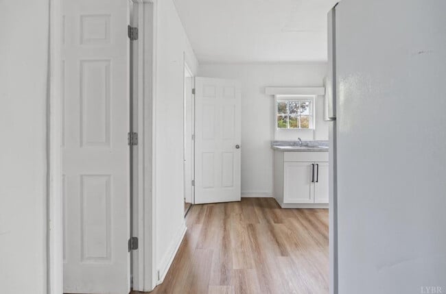 111 M T Holt Ave in Brookneal, VA - Building Photo - Building Photo