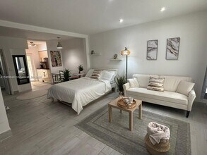 542 Euclid Ave in Miami Beach, FL - Building Photo - Building Photo