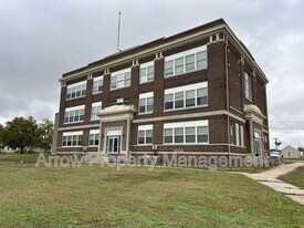 731 E Crawford St in Clay Center, KS - Building Photo