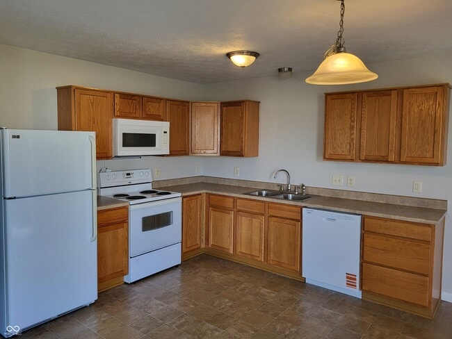 2704 Winding Creek Ln in Greenfield, IN - Building Photo - Building Photo