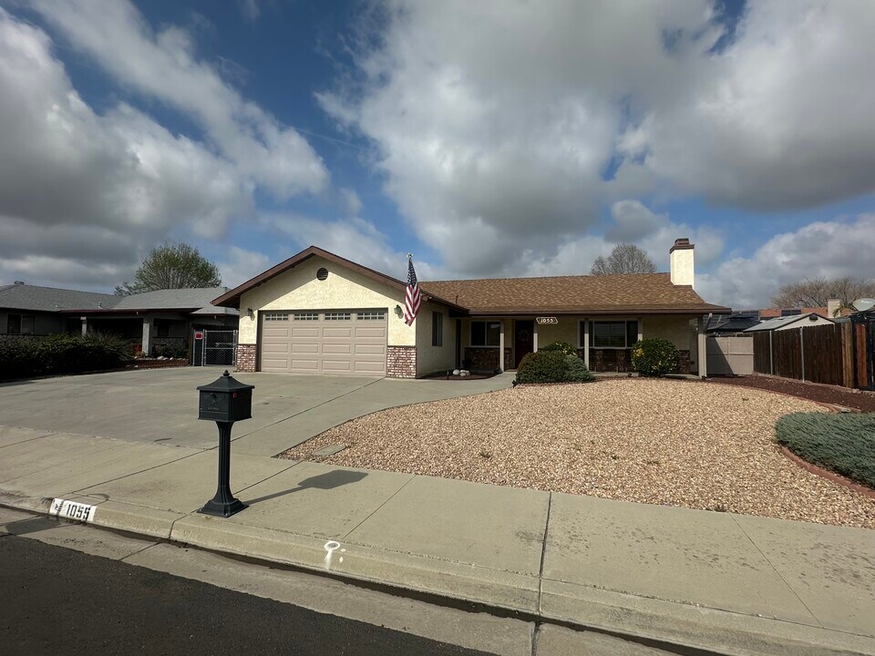 1055 Corwin Pl in Hemet, CA - Building Photo
