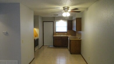 800 Swan Lake Rd in Edmond, OK - Building Photo - Building Photo