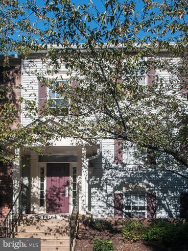 12104 Green Leaf Ct in Fairfax, VA - Building Photo