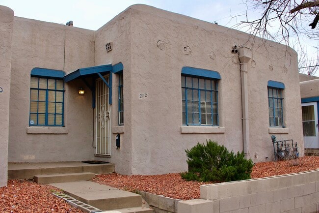 214 Pine St SE in Albuquerque, NM - Foto de edificio - Building Photo