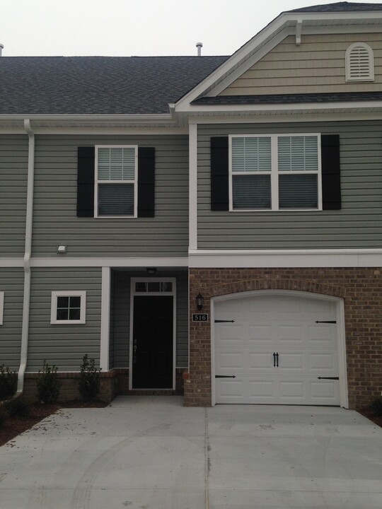 516 Abelia Way in Chesapeake, VA - Foto de edificio