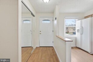 739 Brethour Ct in Sterling, VA - Building Photo