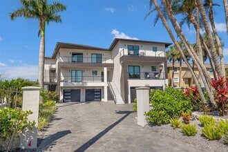 12400 Capri Cir N, Unit B in Treasure Island, FL - Building Photo - Building Photo