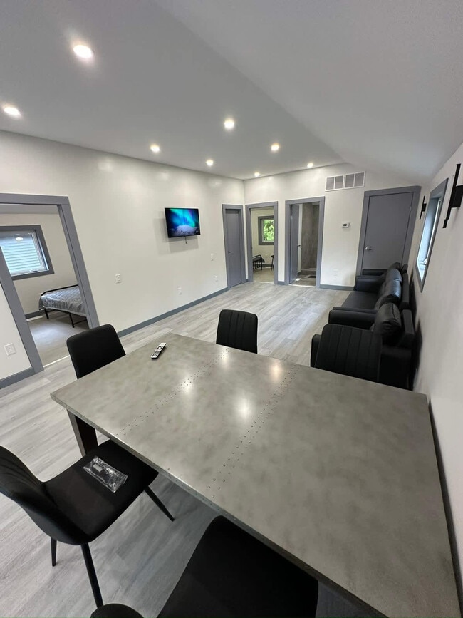 1020 Cumberland St in Innisfil, ON - Building Photo - Building Photo