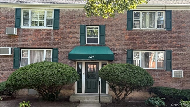 957 Fenwood Dr in Valley Stream, NY - Building Photo - Building Photo