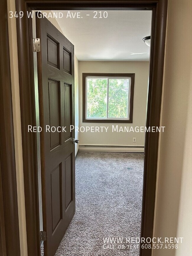 349 W Grand Ave in Beloit, WI - Foto de edificio - Building Photo