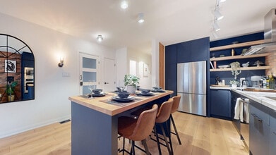 1008 Queen St E in Toronto, ON - Building Photo - Building Photo