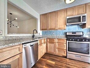 7660 Willow Point Dr in Falls Church, VA - Building Photo - Building Photo