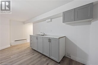 16 Arthur St in Brantford, ON - Building Photo - Building Photo