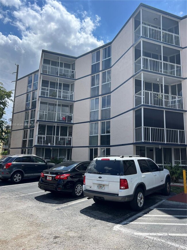 7165 NW 186th St in Hialeah, FL - Building Photo - Building Photo