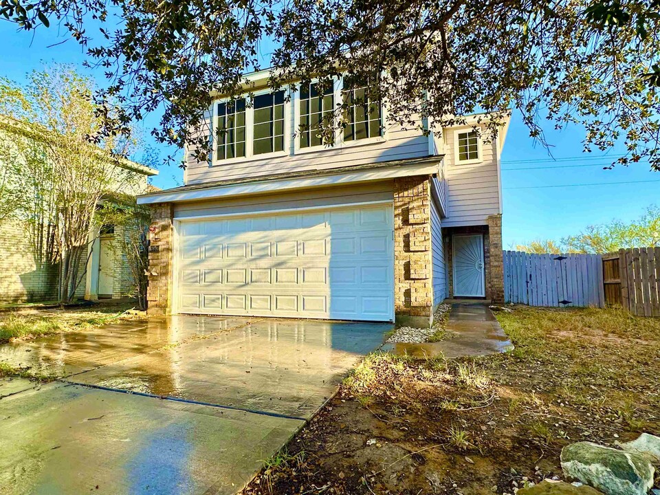 17547 Rock Port Rd in Laredo, TX - Building Photo