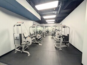 10 E Ontario, Unit 1710 in Chicago, IL - Building Photo - Building Photo
