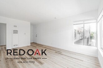 8514 Sherwood Dr in West Hollywood, CA - Foto de edificio - Building Photo